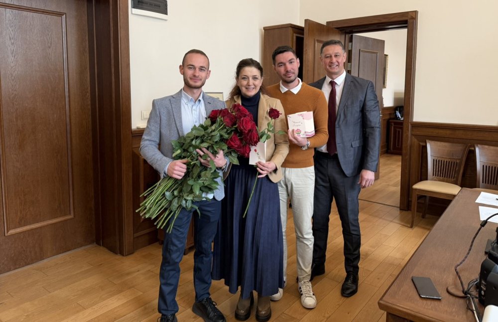 Дамите в Икономически университет – Варна получиха цветя за 8 март от академичното ръководст...