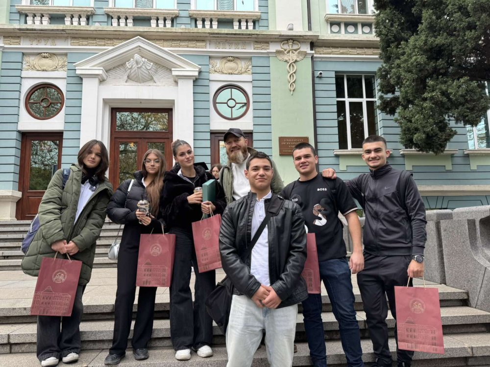 Десетокласници от ПГКМКС „Акад. Благовест Сендов” посетиха Икономически университет – Варна