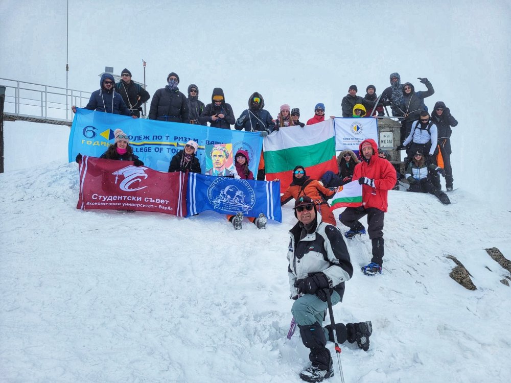 Възпитаници на Колежа по туризъм и Икономически университет – Варна покориха връх Мусала в зимни условия 