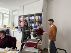 Дамите в Икономически университет – Варна получиха цветя за 8 март от академичното ръководст... 10