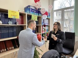 Дамите в Икономически университет – Варна получиха цветя за 8 март от академичното ръководст... 8