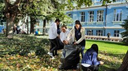 Доброволци от Студентския съвет и служители в Икономически университет – Варна помагат в почистването след ураганния вятър