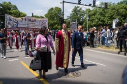 Икономически университет – Варна по традиция се включи в празничното шествие за 24 май