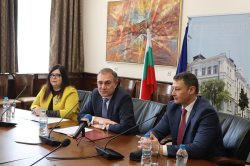 
Изложба и дискусионен форум с министъра на труда и социалната политика Борислав Гуцанов откриха Седмицата на правото в Икономически университет – Варна 
