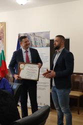 Студентът Живко Господинов беше отличен за съпричастие към благородни благотворителни каузи и утвърждаване на авторитета на Икономически университет – Варна