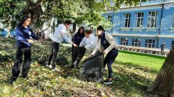 Доброволци от Студентския съвет и служители в Икономически университет – Варна помагат в почистването след ураганния вятър