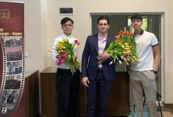 Дамите в Икономически университет – Варна получиха цветя за 8 март от Студентския съвет