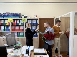 Дамите в Икономически университет – Варна получиха цветя за 8 март от академичното ръководст... 7