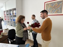 Дамите в Икономически университет – Варна получиха цветя за 8 март от академичното ръководст... 11