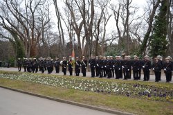 Ректорът на ИУ – Варна поднесе цветя пред паметника на Васил Левски