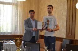 ИУ-Варна награди студентите от отбора по баскетбол