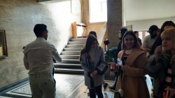 Дамите в Икономически университет – Варна получиха цветя за 8 март от Студентския съвет