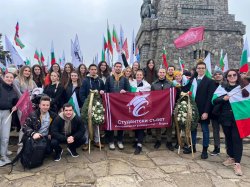 На националния празник студенти от Икономически университет – Варна се поклониха пред паметника Шипка

