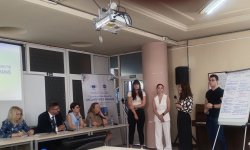 Студенти от Икономически университет – Варна участваха в заключителния хакатон от проекта на... 4