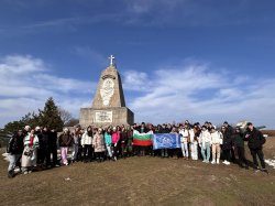 Студенти от Икономически университет – Варна се поклониха пред паметника Шипка на национални... 4