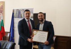 Студентът Живко Господинов беше отличен за съпричастие към благородни благотворителни каузи и утвърждаване на авторитета на Икономически университет – Варна