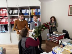Дамите в Икономически университет – Варна получиха цветя за 8 март от академичното ръководст... 12