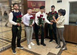 Дамите в Икономически университет – Варна получиха цветя за 8 март от академичното ръководст... 13