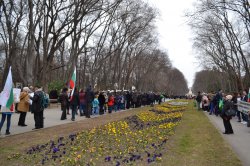 Ректорът на ИУ – Варна поднесе цветя пред паметника на Васил Левски