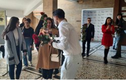 Дамите в Икономически университет – Варна получиха цветя за 8 март от Студентския съвет