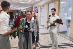 Дамите в Икономически университет – Варна получиха цветя за 8 март от Студентския съвет