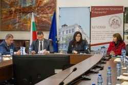 Икономически университет – Варна обедини науката, институциите и бизнеса в дискусия за право... 17