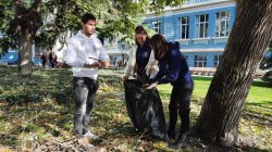 Доброволци от Студентския съвет и служители в Икономически университет – Варна помагат в почистването след ураганния вятър