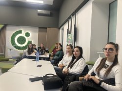В ИУ – Варна се проведе отворена лекция с гост-лектор от практиката - Александър Драганов, м... 6
