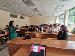 Във Втори корпус на Икономически университет – Варна се проведе среща дискусия на тема "Как финансово счетоводство и вътрешен контрол работят съвместно в Кока-Кола Юропасифик Партнърс?"