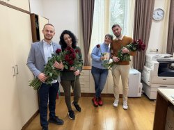 Дамите в Икономически университет – Варна получиха цветя за 8 март от академичното ръководст... 5