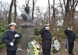 Ректорът на ИУ – Варна поднесе цветя пред паметника на Васил Левски