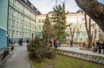 Двор на основна сграда на Икономически университет – Варна